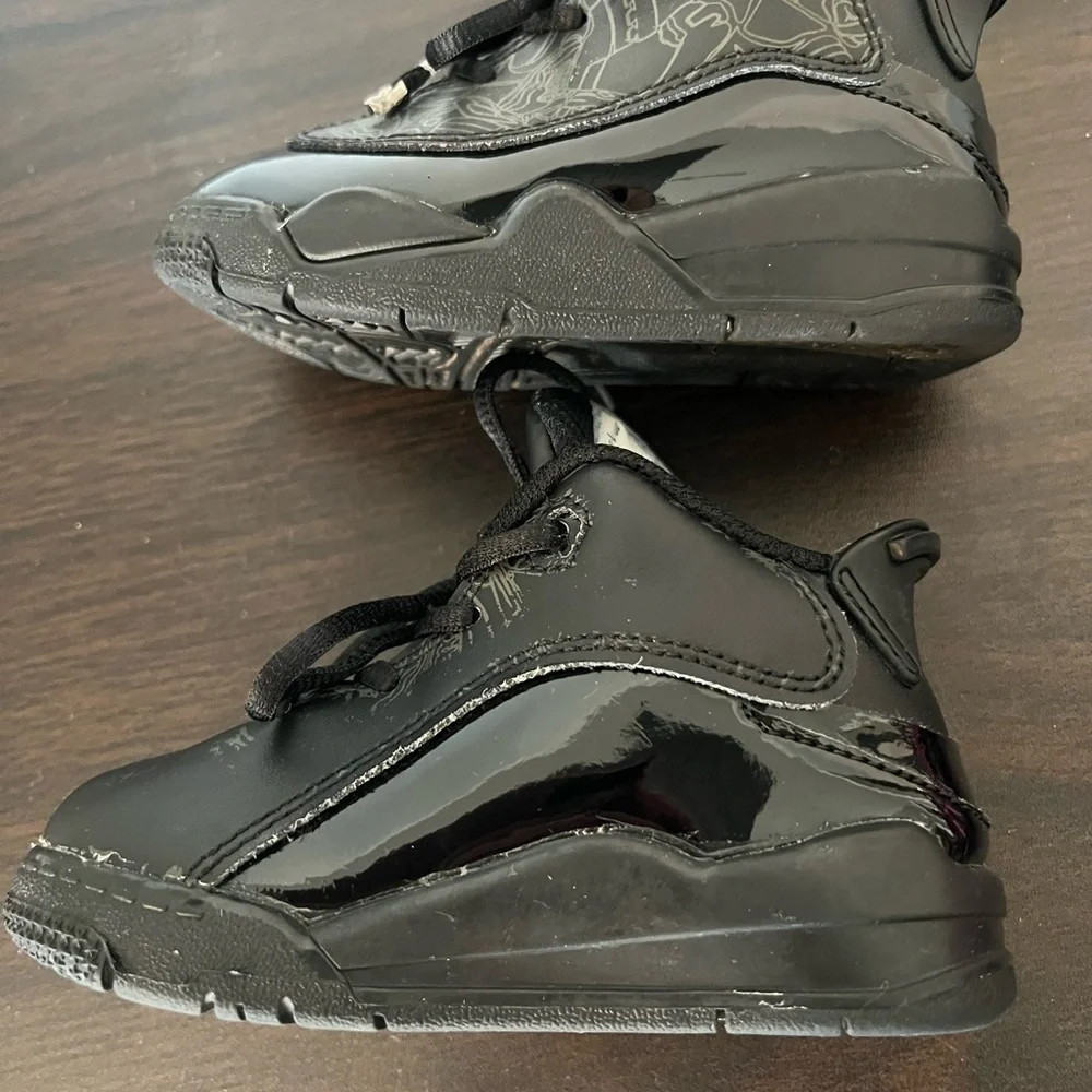 Nike Black Sneakers with Reflective Accents and Cushioned Sole